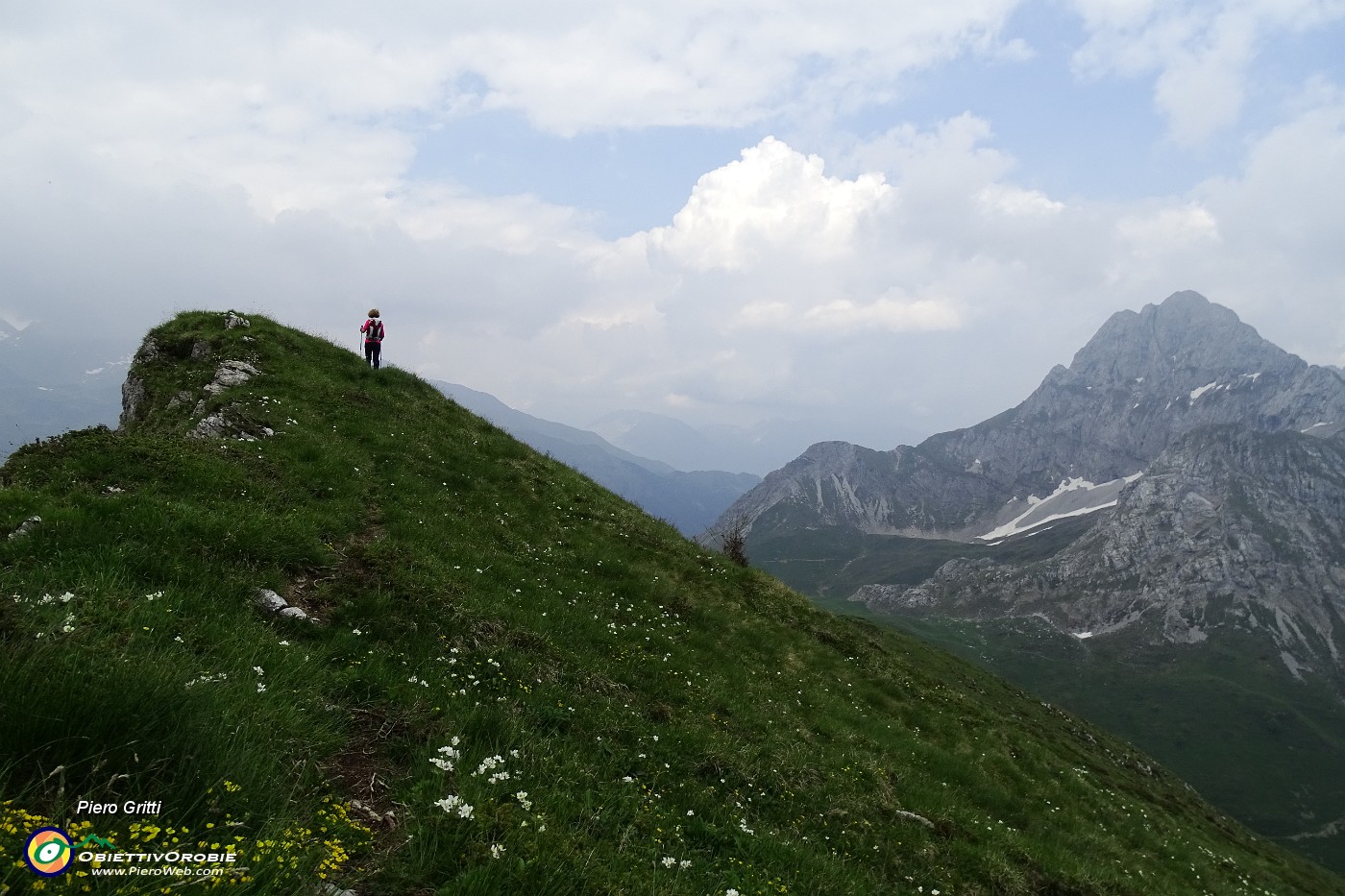 69 Proseguiamo in cresta verso il Passo di Val Vedra....JPG